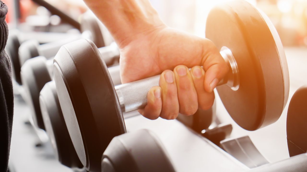 Diez ejercicios en casa para los que no tienen tiempo de ir al gimnasio:  ganarás músculo y perderás peso