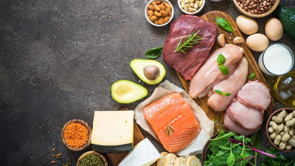 Conjunto de comida considerada proteína raw como pollo o pescado crudo