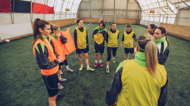 Chicas preparadas para realizar un entrenamiento de fuerza en el futbol concentradas en el campo