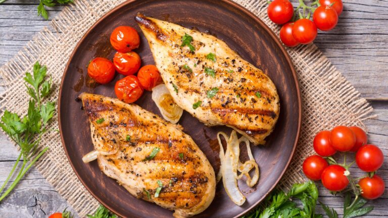 plato con dos pechugas de pollo y tomatitos para complementar uno de los alimentos con más proteínas