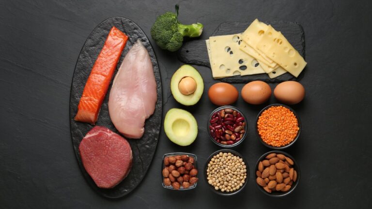 Composición de alimentos saludables, como carnes magras, legumbres y huevos, destacando la importancia de los 10 aminoácidos no esenciales para el bienestar y la nutrición.