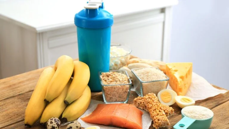 Selección de alimentos y suplementos ricos en nutrientes esenciales para una alimentación saludable que ayuda a aumentar la masa muscular