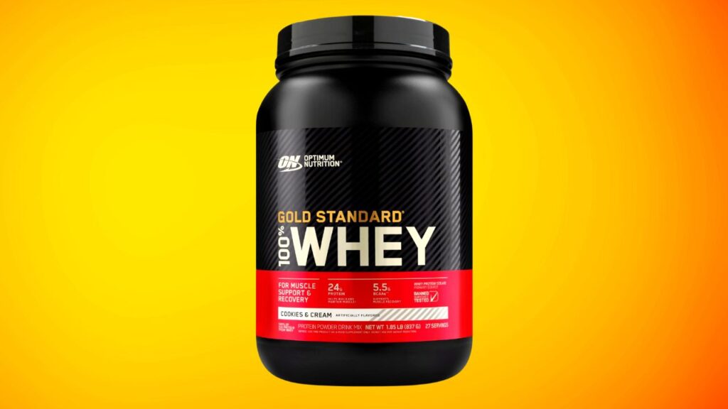 Bote de Optimum Nutrition Gold Standard Whey en sabor Cookies & Cream sobre un fondo vibrante, enfatizando el compromiso de la marca con la calidad y el soporte para la recuperación muscular