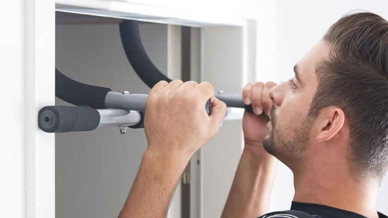 Análisis detallado de una barra para realizar dominadas fijada en el marco de una puerta.