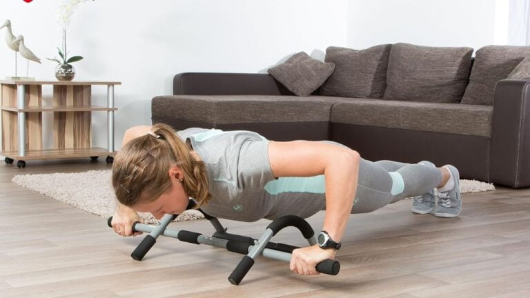 Atleta realizando flexiones aprovechando la barra de dominadas