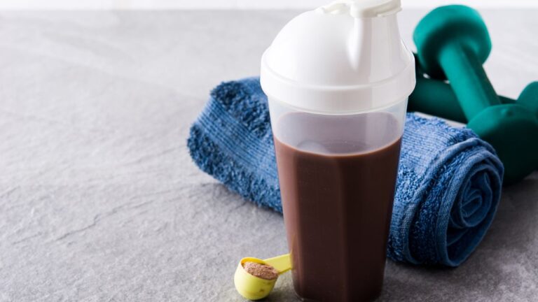 Preparación de un smoothie rico en nutrientes para la recuperación muscular nocturna.