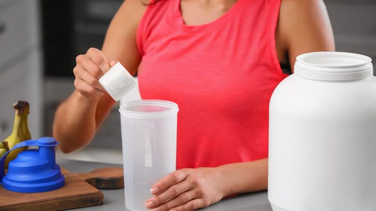 Mujer preparando un batido de proteínas antes de dormir.