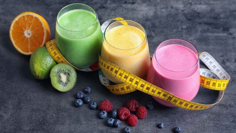 Variedad de batidos saludables para una dieta equilibrada y potenciación del rendimiento atlético.