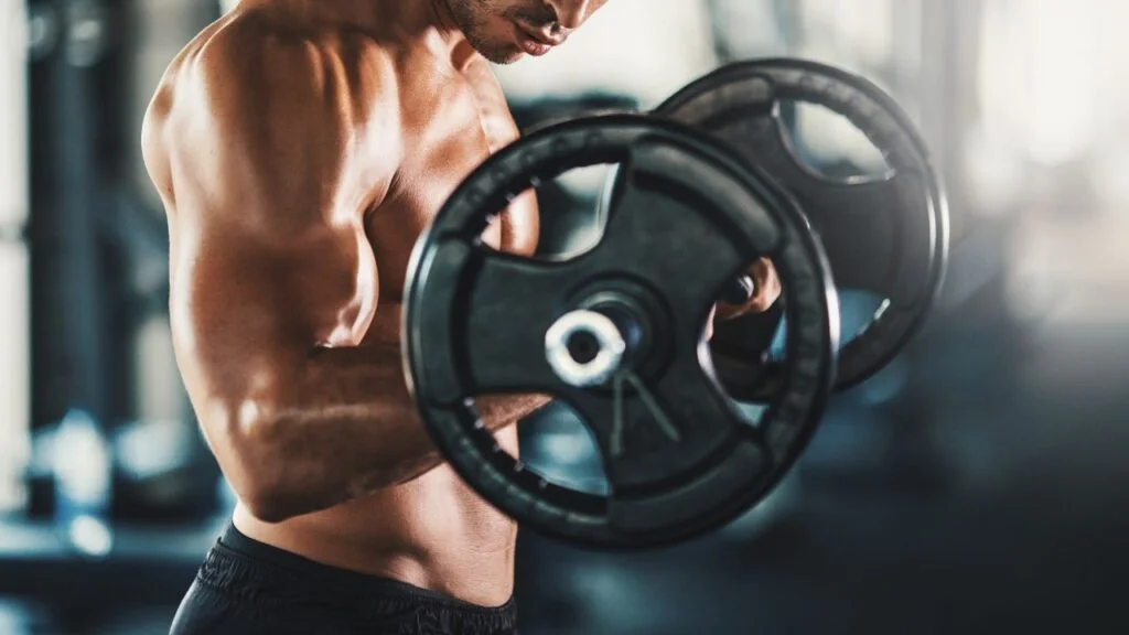 Ejemplo de ejercicio con mancuerna para el desarrollo seguro de la musculatura del brazo.