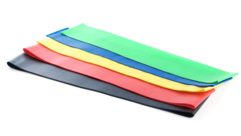 Diferentes niveles de bandas elásticas apiladas, herramientas versátiles para la tonificación muscular