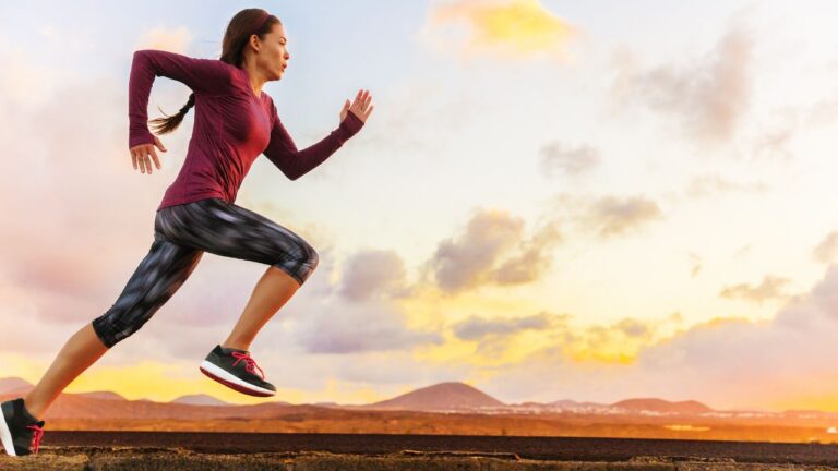 Atleta femenina haciendo cardio antes del entrenamiento de fuerza con fondo de río