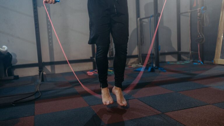 Persona saltando con la comba crossfit en un ejercicio de alta intensidad