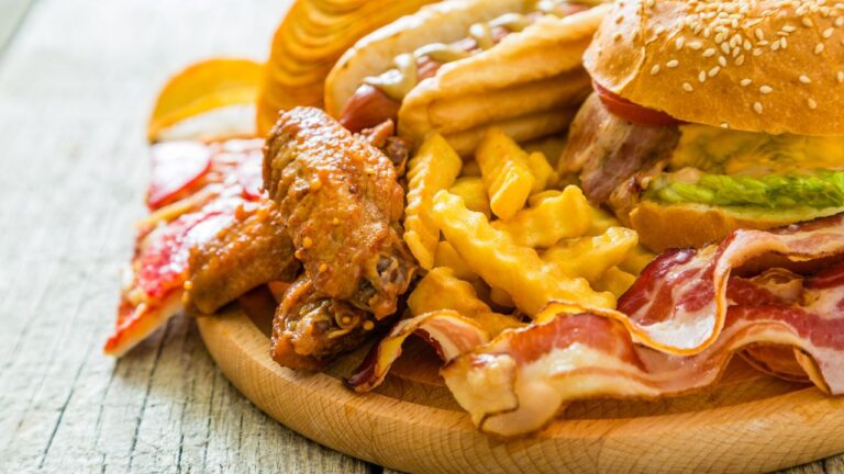 Alimentos grasos y procesados que se deben evitar como comida pre entreno