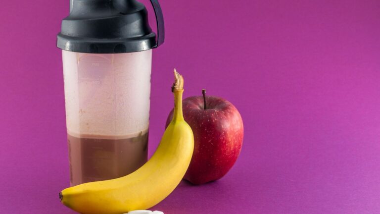 Nutritivo batido de proteínas con frutas frescas para consumir antes del entrenamiento