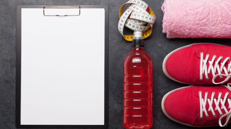 Herramientas para planificar una sesión de entrenamiento, incluyendo hidratación y nutrición balanceada como comida pre entreno