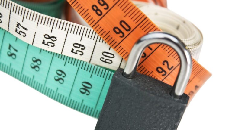 Cinta métrica enrollada, herramienta clave para seguir las medidas corporales y el progreso físico.