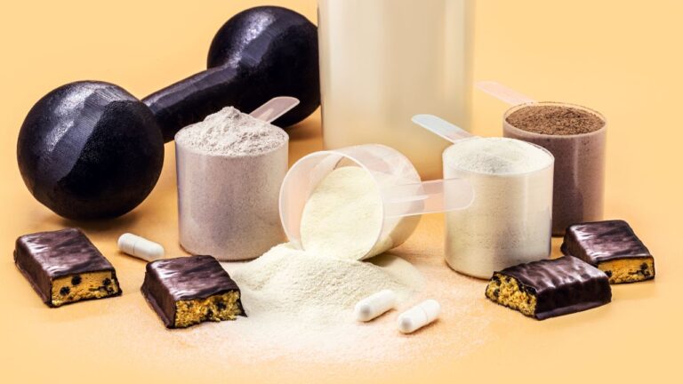 Variedad de suplementos deportivos con proteínas y creatina acompañados de pesas, ofreciendo consejos de nutrición para atletas.