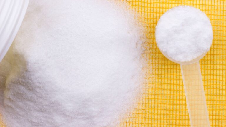 Suplemento de creatina en polvo listo para mezclar, esencial para la rutina de suplementos de un atleta.