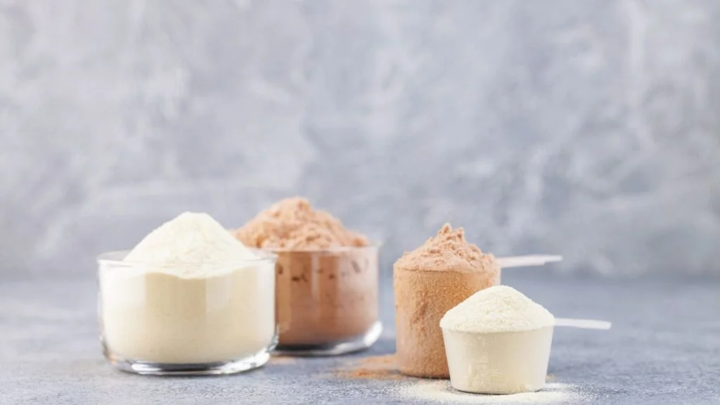 Variedad de suplementos proteicos para diferentes momentos del día, clave en nutrición deportiva.
