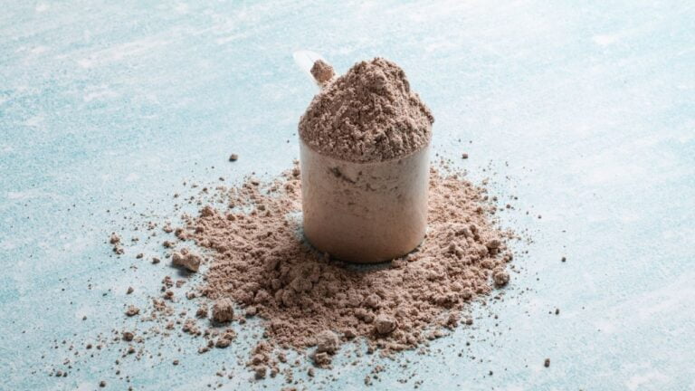 ucharada de batido proteico para optimizar la recuperación muscular post-entrenamiento.