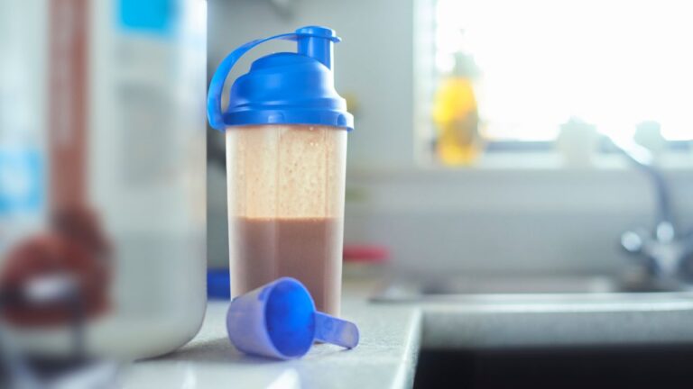 Batido de proteínas en mezclador, suplementación adecuada para el régimen de entrenamiento.