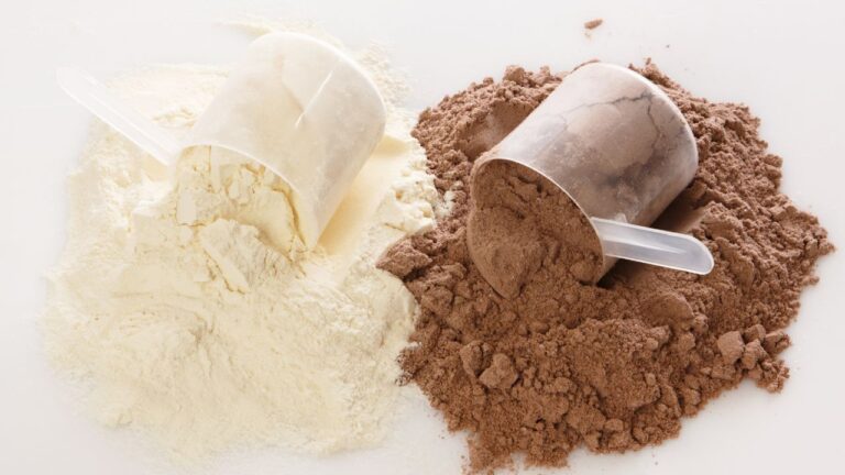 Scoops de proteína whey y proteína de cacao, opciones populares para enriquecer batidos matutinos.