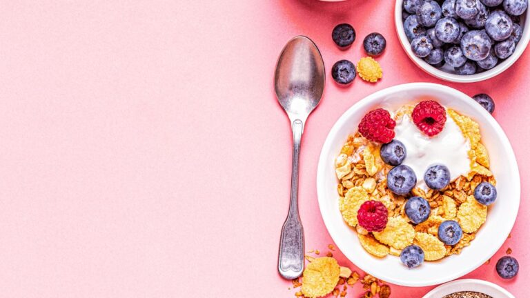 Tazón de yogurt con granola y frutos del bosque, una opción rápida de desayuno proteico y alto en fibra.