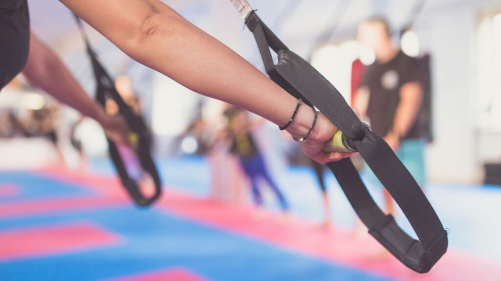 Utilización de correas de suspensión para un entrenamiento enfocado en la estabilidad y fuerza muscular integral.