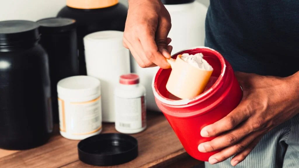 Atleta preparando un batido con suplemento para mejorar el rendimiento deportivo