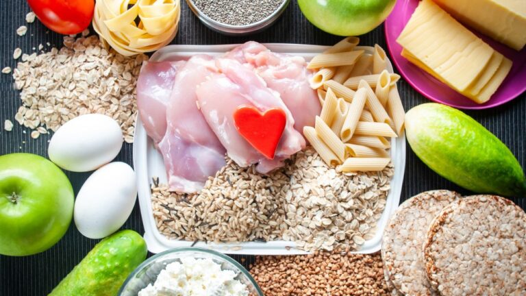 Variedad de alimentos ricos en proteínas, carbohidratos y grasas saludables para una dieta balanceada en el entrenamiento deportivo
