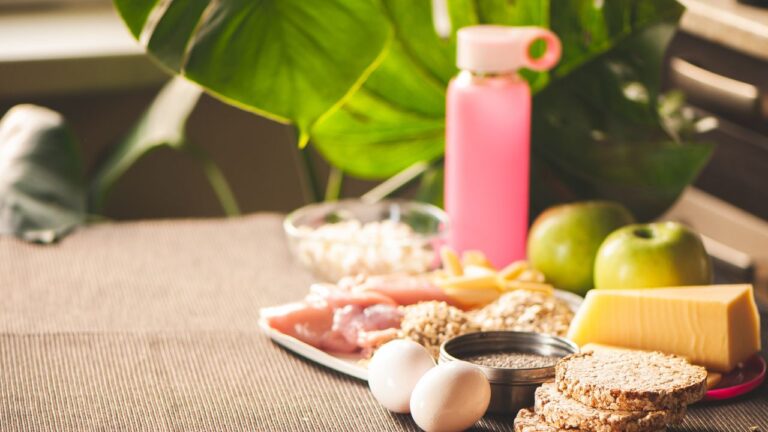Selección de comestibles para atletas incluyendo frutas, cereales y proteína magra, ideales para organizar una alimentación deportiva estratégica.