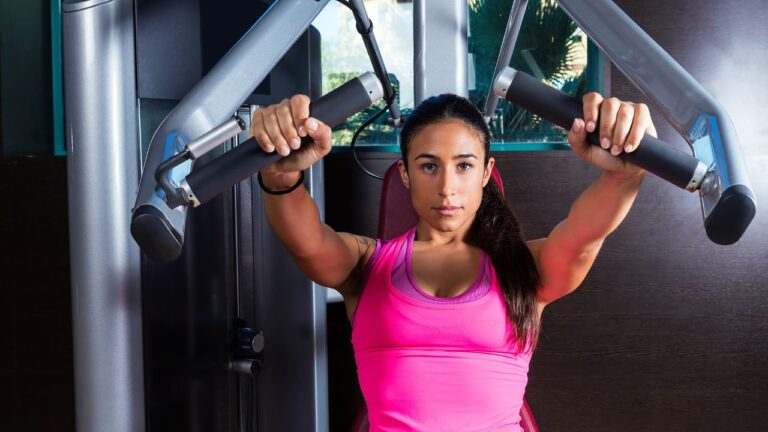 Un atleta en descanso demostrando la correcta postura y alineación muscular tras el ejercicio.