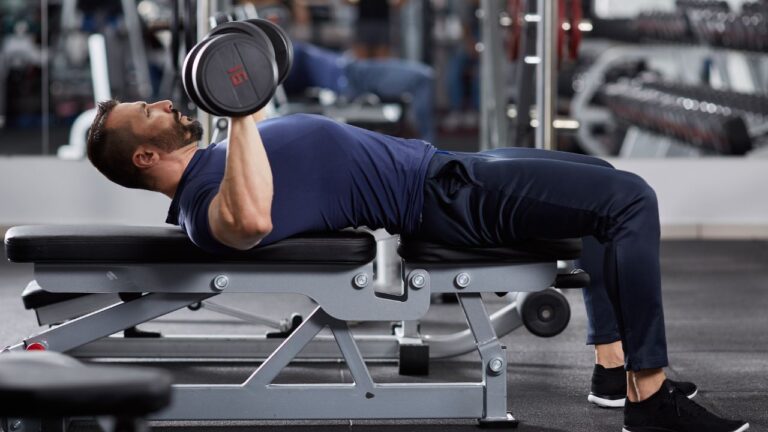 Rutina de entrenamiento de pecho en máquina de gimnasio para un desarrollo muscular equilibrado.