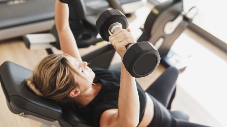 Entrenamiento de hombros con mancuernas en banco inclinado para una rutina variada.