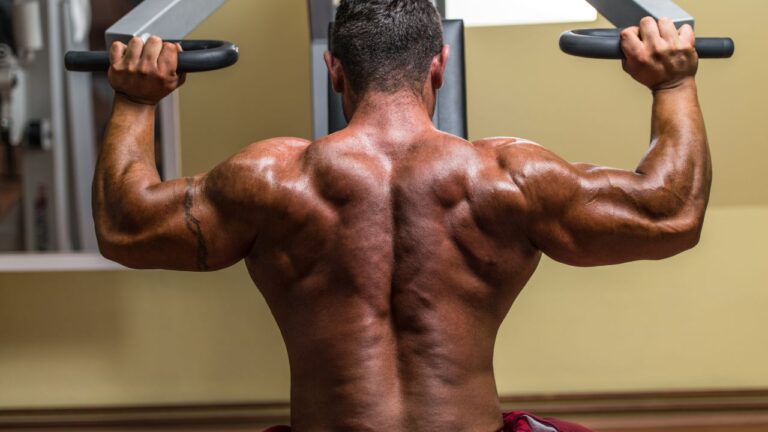 Realización de ejercicio de hombros con máquina específica para tonificación muscular.