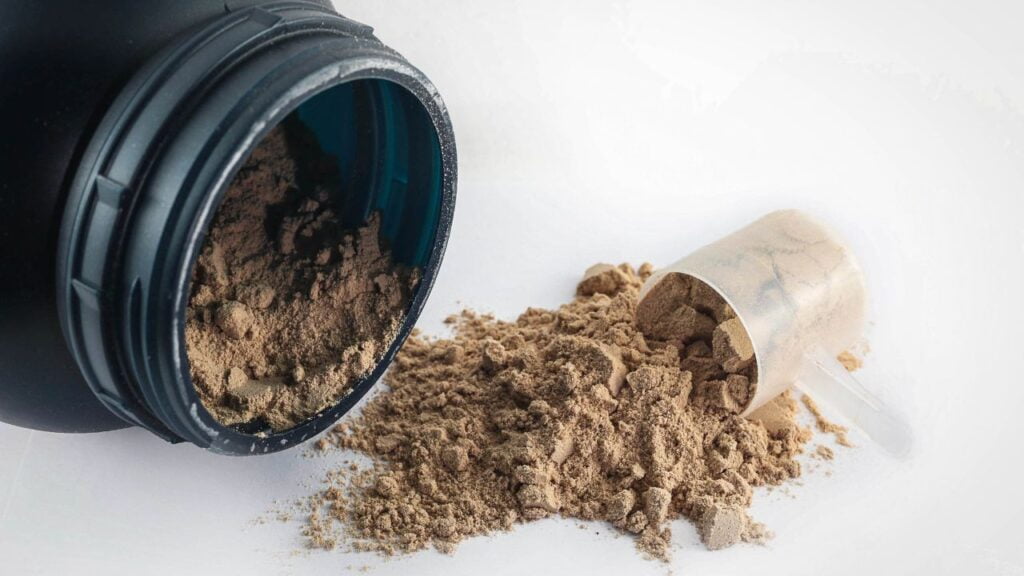 Contenedor de proteína con su medida, listo para ayudar en el desempeño atlético.