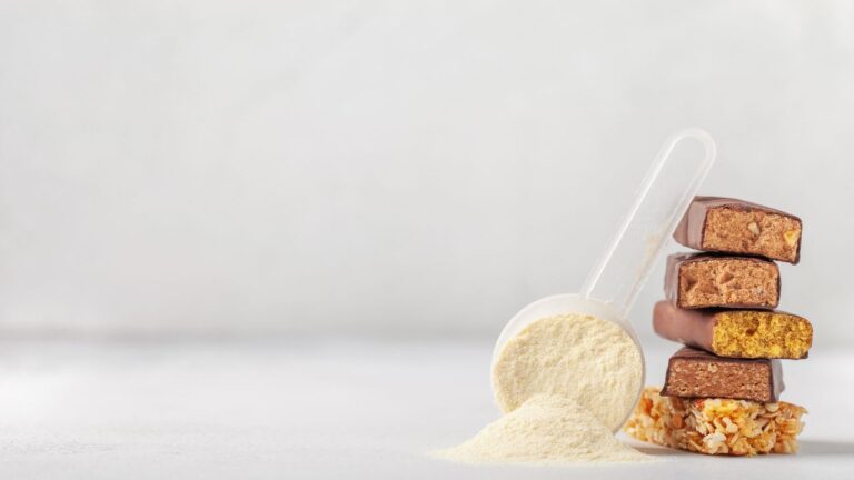 Barritas energéticas con proteína whey de suplemento, la combinación ideal para una merienda saludable.