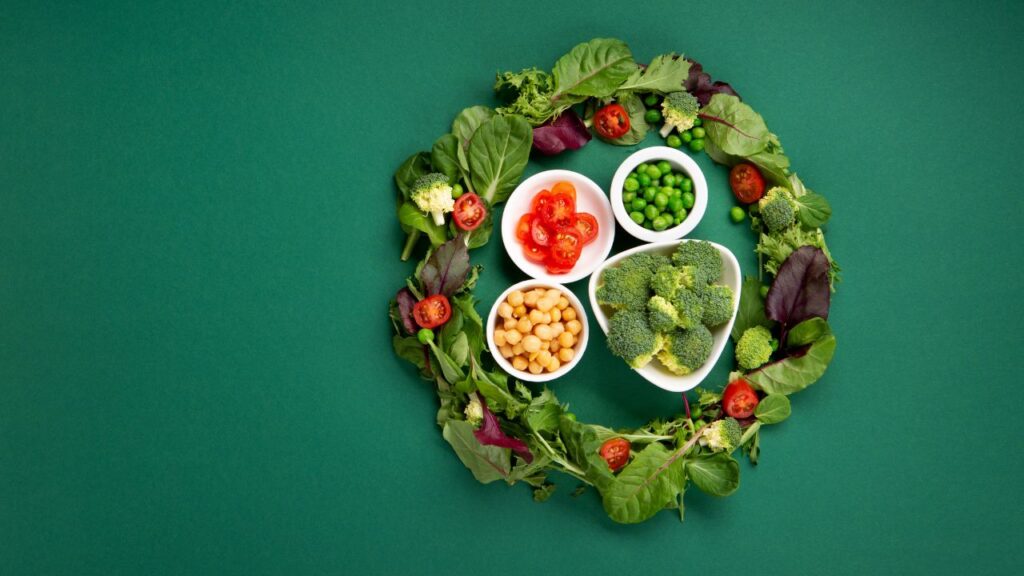 Círculo de vegetales y legumbres formando un plato saludable, representando una dieta rica en proteínas vegetales.