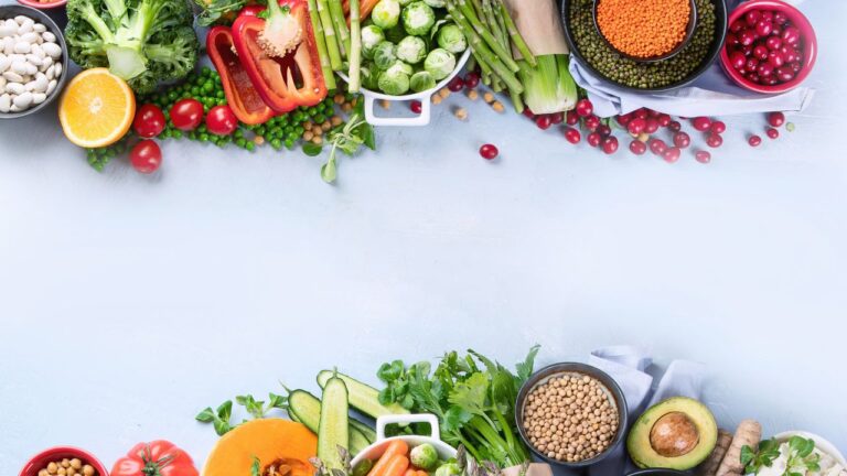 Selección colorida de vegetales frescos y legumbres, ingredientes para una dieta equilibrada y nutritiva.