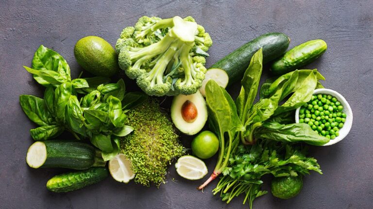 Verduras verdes y aguacate, alimentos repletos de nutrientes y proteínas para un estilo de vida saludable.