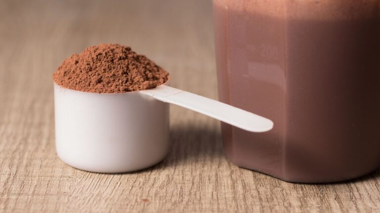 Preparación de batido de chocolate con proteínas, alternativa práctica a comidas proteicas.