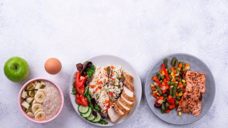 Plato balanceado con pechuga de pollo a la plancha, arroz con verduras y una selección de vegetales salteados para una cena completa.