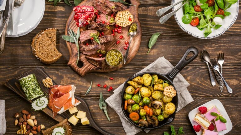 Variedad de alimentos proteicos con carnes, frutos secos y vegetales, opciones diversas para cenas saludables que restauran la energía muscular.