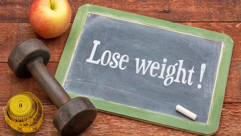 una pizarra con la frase 'lose weight' escrita