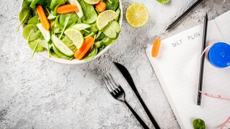 Plato saludable junto a un cuchillo y un tenedor