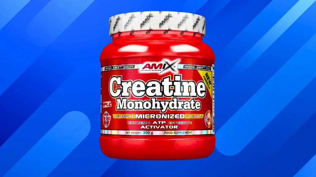 Suplemento de creatina monohidrato de la marca Amix presentado sobre un fondo azul vibrante.