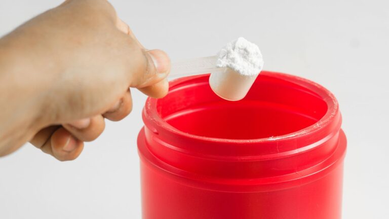 Una cucharada de creatina de Amix para preparar una bebida energética antes del entrenamiento.