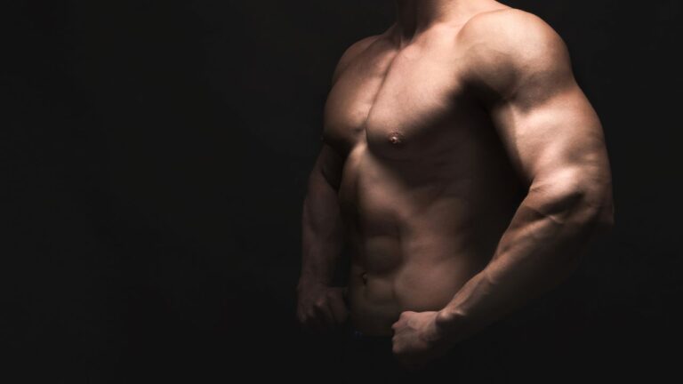 Atleta con musculatura destacada como resultado de un entrenamiento riguroso y suplementación adecuada.