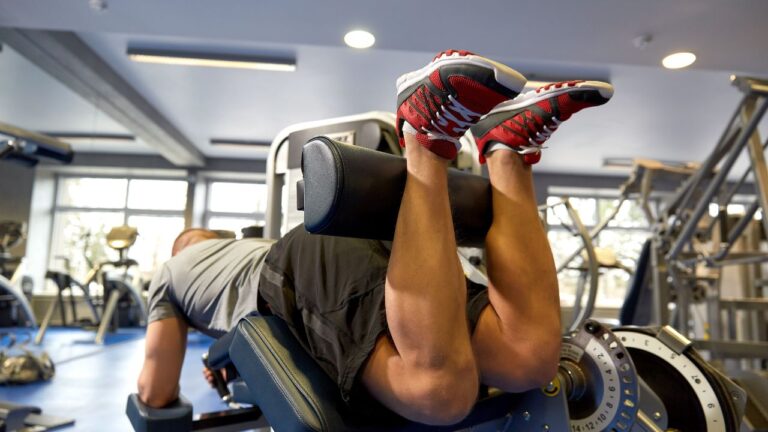 Ejercicio focalizado en los femorales con máquina específica de gimnasio.
