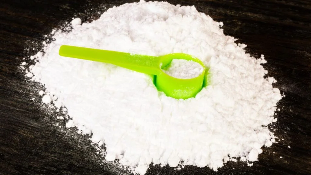 Preparación de bebida suplementaria con creatina para mejorar el rendimiento en el entrenamiento deportivo.